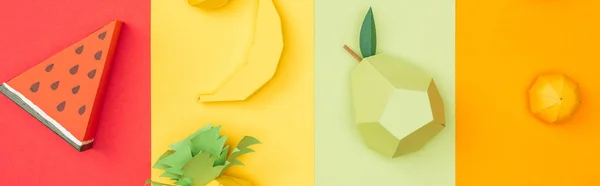 Plano panorámico de varias frutas de origami hechas a mano en rayas de papel de colores - foto de stock