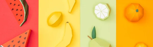 Plano panorámico de varias frutas de origami en rayas de papel de colores - foto de stock