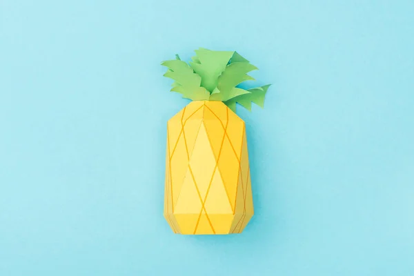 Vue du dessus de l'ananas en papier fait main isolé sur bleu — Photo de stock