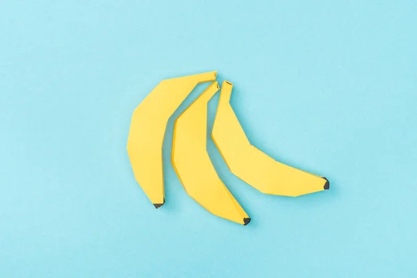 Vista dall'alto di banane di carta gialla isolate su blu — Foto stock