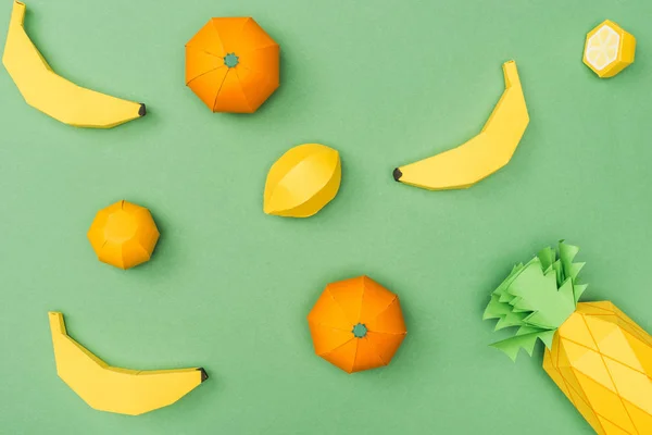 Vue de dessus des bananes, citrons et mandarines en papier faits à la main isolés sur vert — Photo de stock
