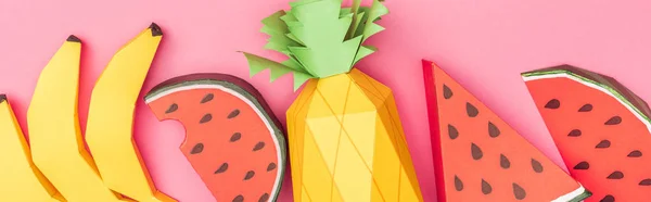 Plano panorámico de frutas de papel hechas a mano multicolores aisladas en rosa - foto de stock