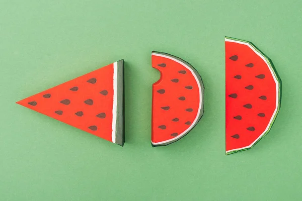 Draufsicht auf handgeschöpfte Papier-Wassermelonenscheiben isoliert auf Grün — Stockfoto