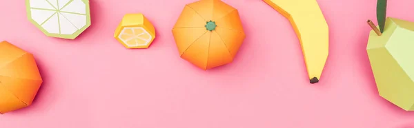 Plan panoramique de fruits en papier multicolores faits à la main sur rose — Photo de stock