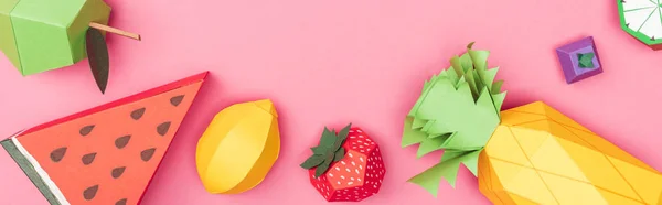 Plano panorámico de frutas de papel hechas a mano multicolores aisladas en rosa - foto de stock