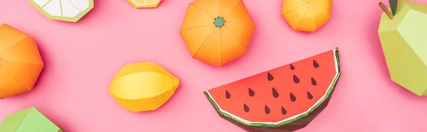 Plano panorámico de coloridos frutos de papel hechos a mano aislados en rosa - foto de stock