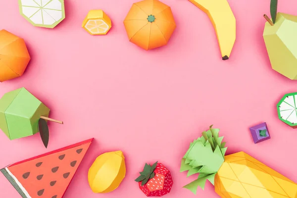 Vista superior de frutas de origami coloridas hechas a mano en rosa con espacio para copiar - foto de stock