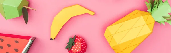 Plano panorámico de coloridos frutos de papel hechos a mano aislados en rosa — Stock Photo