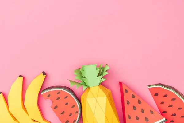 Vista superior de frutas de origami coloridas hechas a mano aisladas en rosa con espacio para copiar - foto de stock