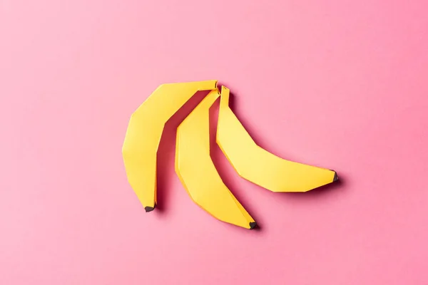 Vista superior de bananas de papel amarelo em rosa — Fotografia de Stock