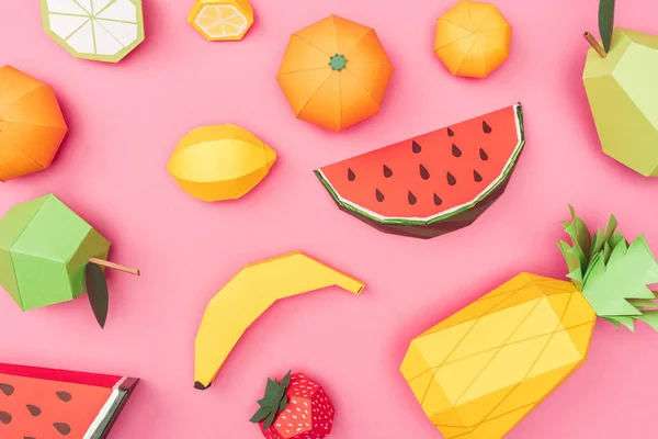 Vista superior de frutas de origami coloridas hechas a mano en rosa - foto de stock