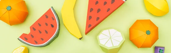 Plano panorámico de frutas de papel hechas a mano multicolores aisladas en verde - foto de stock