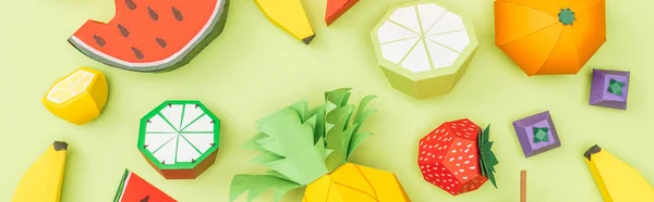 Plan panoramique de fruits en papier colorés faits à la main isolés sur vert — Photo de stock
