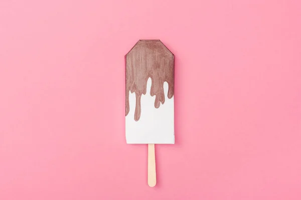 Vista superior de sorvete de papel artesanal isolado em rosa — Fotografia de Stock