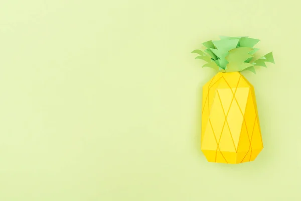 Ananas aus handgeschöpftem Papier isoliert auf Grün mit Kopierraum — Stockfoto