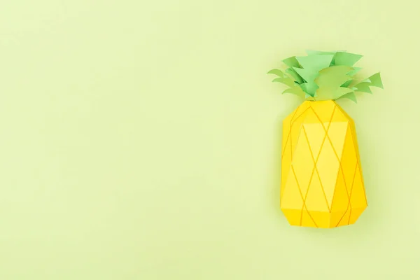 Vista dall'alto di ananas di carta fatto a mano isolato su verde con spazio copia — Foto stock