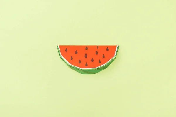 Wassermelone aus handgeschöpftem Papier isoliert auf Grün — Stockfoto