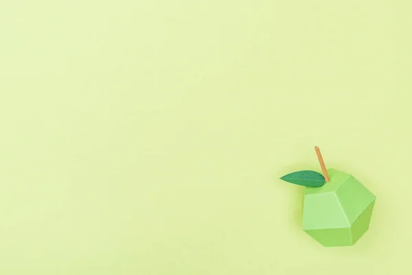 Vista superior de maçã de papel artesanal isolada em verde com espaço de cópia — Fotografia de Stock