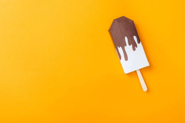 Vista dall'alto del gelato di carta isolato su arancione con spazio per copiare — Foto stock