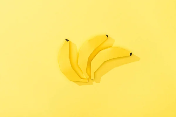 Vue du dessus des bananes en papier faites à la main sur jaune — Photo de stock