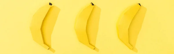 Plan panoramique de bananes en papier faites à la main sur jaune — Photo de stock