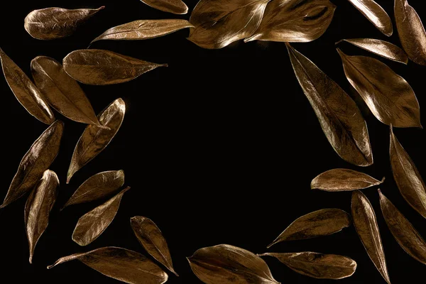 Vista dall'alto di telaio in foglie di metallo dorato isolato su nero con spazio copia — Foto stock
