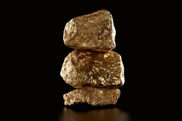 Haufen Gold strukturierte glänzende Steine isoliert auf schwarz — Stockfoto