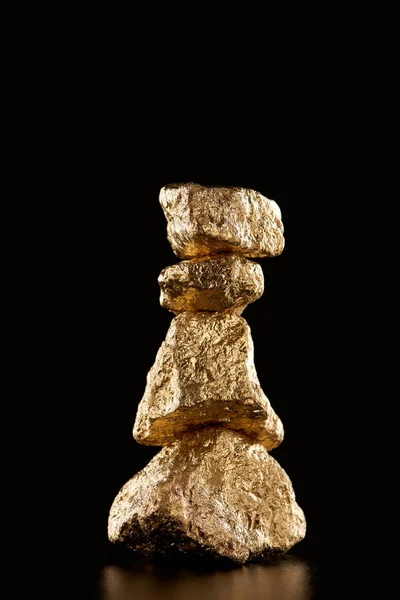 Quattro oro strutturato pietre lucide isolate su nero con spazio copia — Foto stock