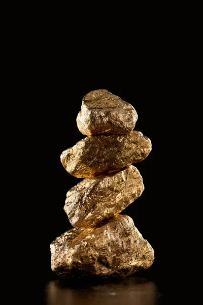 Quattro pietre dorate lucide isolate su nero con spazio copia — Foto stock