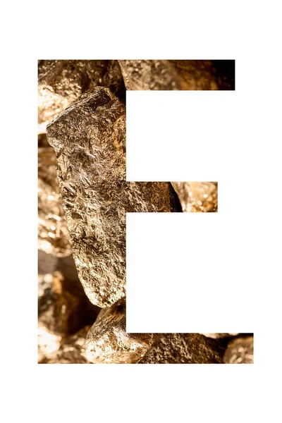 Letra E hecha de piedras doradas brillantes aisladas en blanco - foto de stock