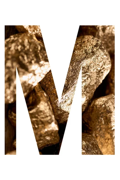 Lettera M fatta di pietre dorate lucide isolate su bianco — Foto stock