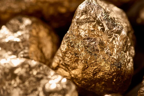 Selective focus of golden textured shiny stone in daylight — Stock Photo