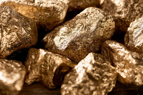 Close up view of golden textured stones shining in sunlight — Stock Photo