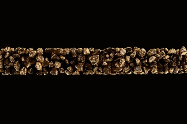 Vista superior de pedras douradas texturizadas em linha horizontal apertada isolada em preto — Fotografia de Stock