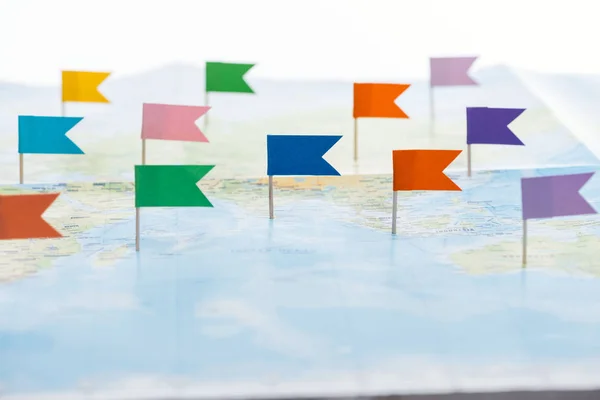 Foco seletivo de bandeiras coloridas presas no mapa do mundo — Fotografia de Stock