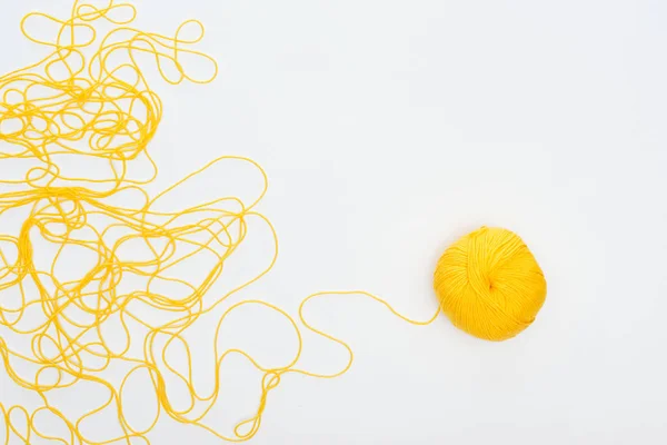 Vue de dessus de boule de tricot et fil jaune isolé sur blanc — Photo de stock