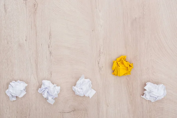 Vista dall'alto di palline di carta accartocciate su tavolo in legno con spazio copia, concetto di soluzione — Foto stock