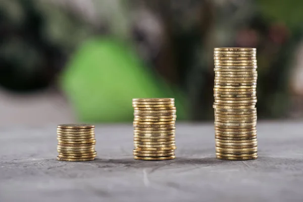 Enfoque selectivo de monedas de oro dispuestas en filas en la mesa - foto de stock