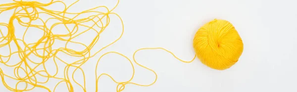 Plan panoramique de boule de tricot et fil jaune isolé sur blanc — Photo de stock