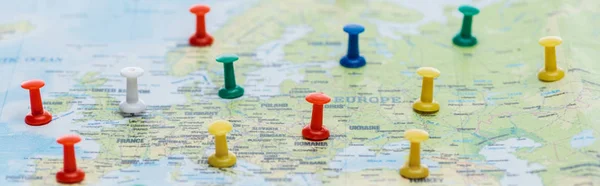 Plan panoramique de broches colorées sur la carte du monde — Photo de stock
