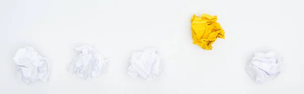 Plano panorámico de bolas de papel arrugado aislado en blanco, concepto de solución - foto de stock