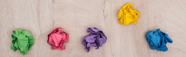 Plano panorámico de bolas de papel arrugado en la mesa de madera, concepto de solución - foto de stock