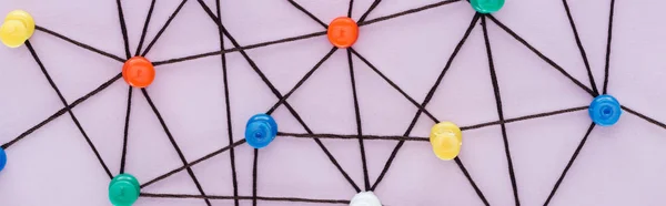 Panoramaaufnahme bunter Stecknadeln, die mit auf rosa isolierten Schnüren verbunden sind, Netzwerkkonzept — Stockfoto