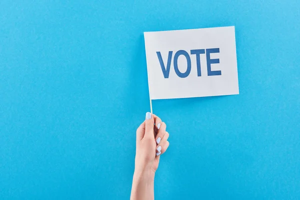 Vista parziale della donna con bandiera bianca con iscrizione di voto su sfondo blu — Foto stock