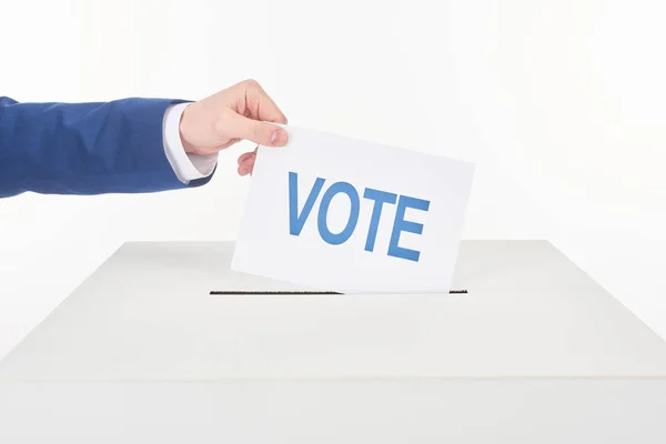 Vue partielle de l'homme mettant la carte avec vote dans la boîte isolée sur blanc — Photo de stock