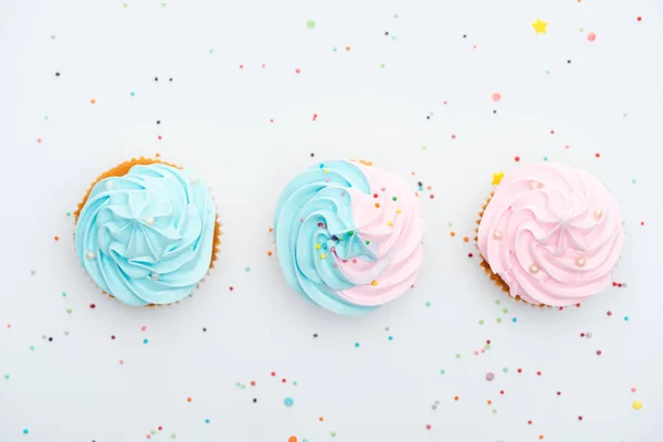 Colpo panoramico di gustosi cupcake colorati con spruzzi isolati su bianco — Foto stock