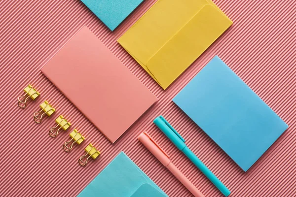 Hintergrund mit buntem Papeteriebedarf auf rosa — Stockfoto