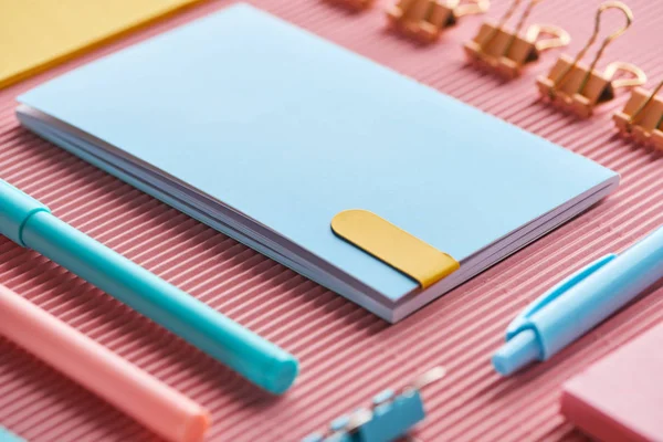 Foco seletivo de notebook e artigos de papelaria coloridos em rosa — Fotografia de Stock