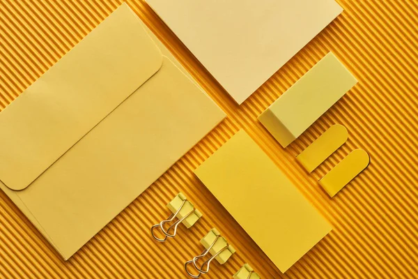 Vista superior de materiais de papelaria de escritório arranjados em amarelo — Fotografia de Stock