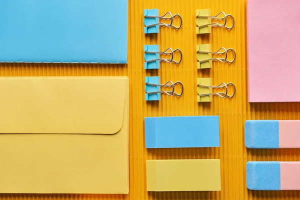 Vista dall'alto di colorati articoli di cancelleria per ufficio su giallo — Foto stock